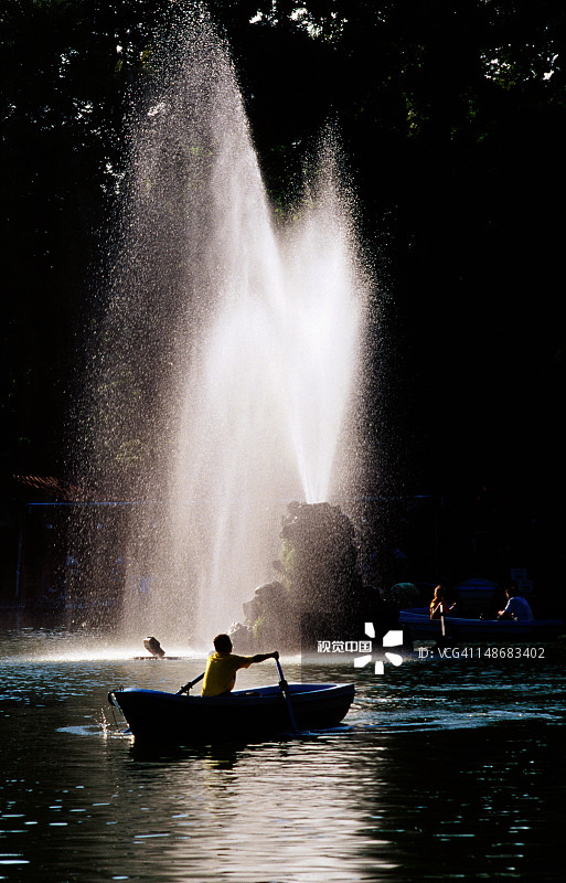 齐斯米吉公园的划艇和喷泉图片素材