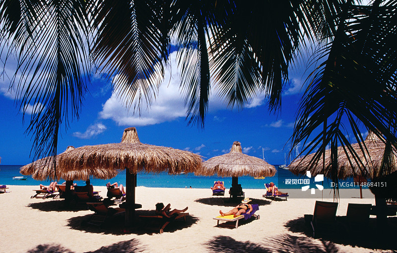 Rodney海湾Reduit海滩上享受日光浴的人们和茅草伞图片素材