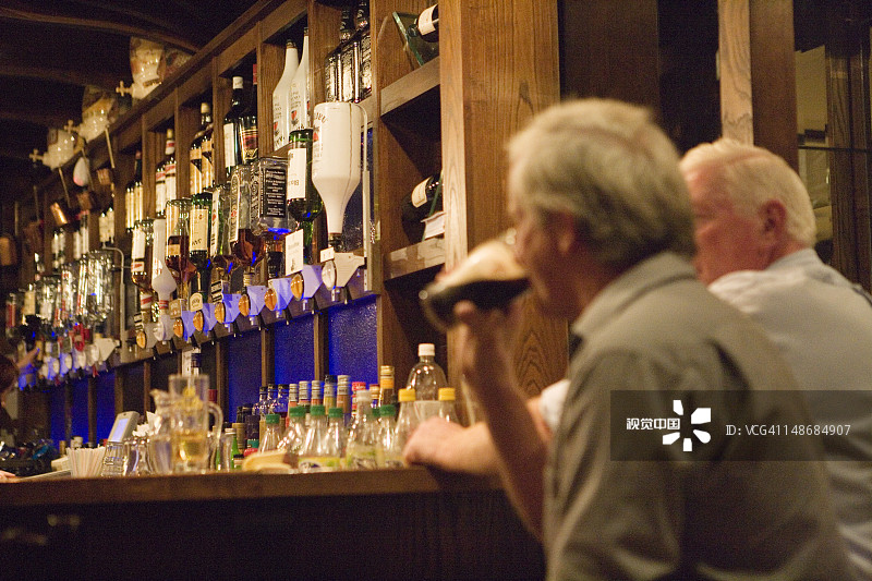 在酒吧喝酒的男人图片素材