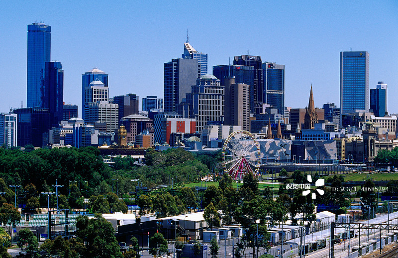 墨尔本公园网球场、比拉朗马尔和城市天际线图片素材