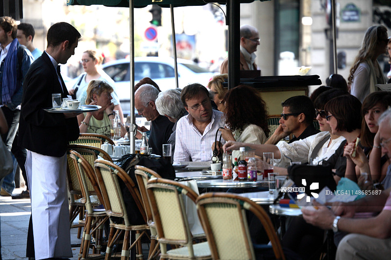 圣日耳曼德佩区双叟咖啡馆的服务员和用餐者图片素材
