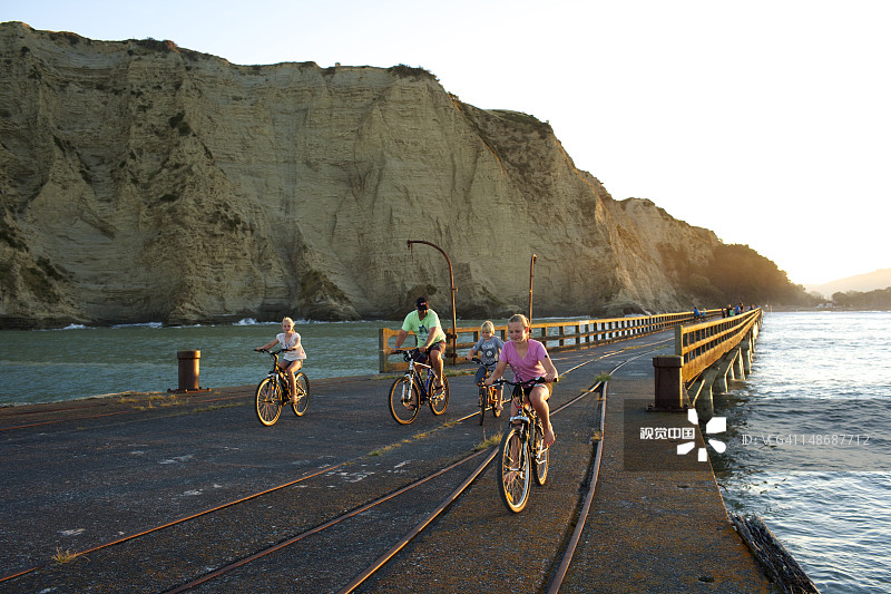 在码头上骑自行车图片素材