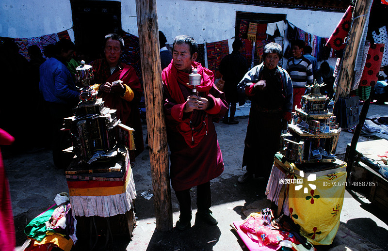 廷布周日市场手持转经筒的僧侣图片素材