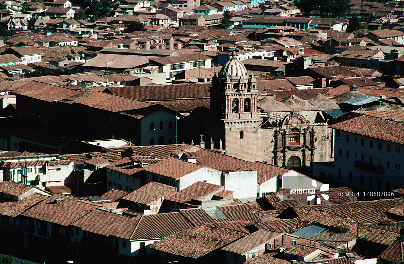 梅赛德圆顶塔楼高耸于瓷砖屋顶之上——库斯科图片素材