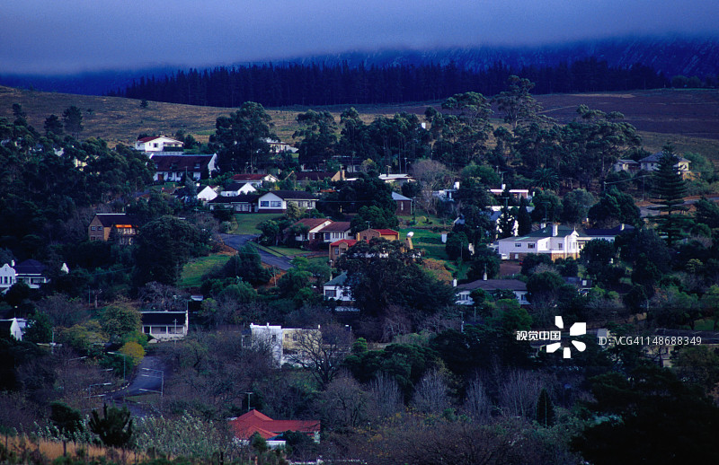斯韦伦丹镇，坐落在兰格伯格山脉和奥弗贝格山脚下图片素材