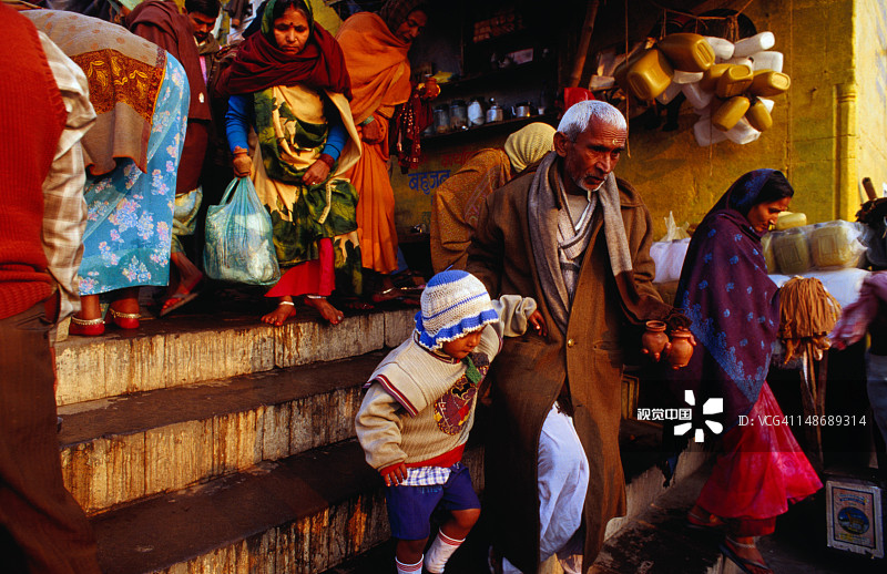 一位老年男人带领孙子前往达萨斯瓦梅朵河坛，在神圣的恒河中沐浴图片素材