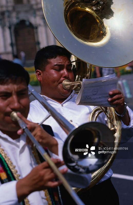 在利马托雷斯查利先生节游行中表演的铜管乐队图片素材