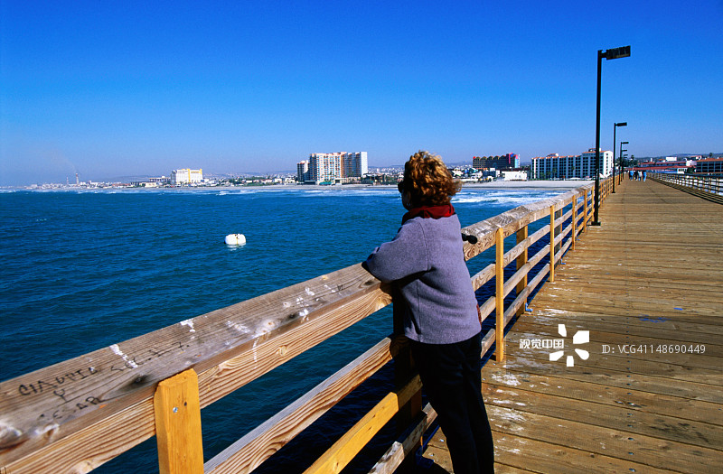 女人从游轮码头眺望城市图片素材