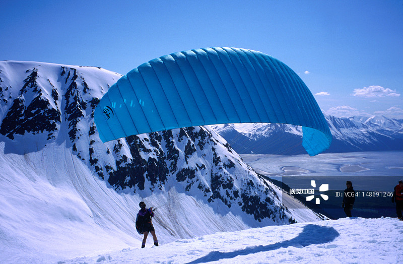 在吉尔德伍德的阿利耶斯卡滑雪胜地上进行滑翔伞滑雪图片素材