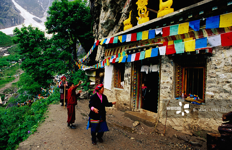 雨崩神瀑附近巴多洞寺外的朝圣者图片素材