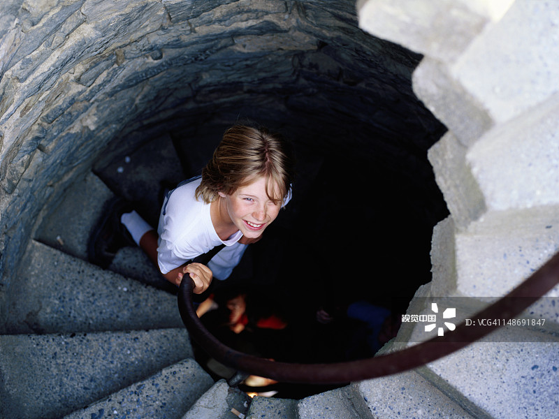螺旋楼梯上的男孩鸟瞰图片素材