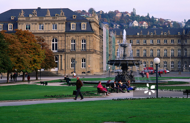 始建于1746年的新王宫和王宫广场上的喷泉图片素材