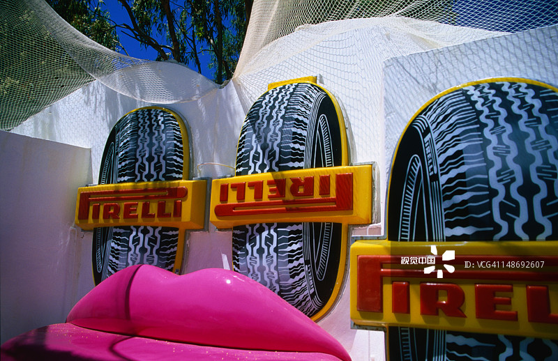 达利在卡达克斯附近利加特港的庭院家具、嘴唇和倍耐力轮胎的细节图片素材