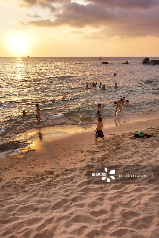 黄昏时分阳东海滩上的人们图片素材