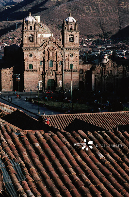 库斯科武器广场和La Compania周围的瓷砖屋顶，夕阳西下图片素材