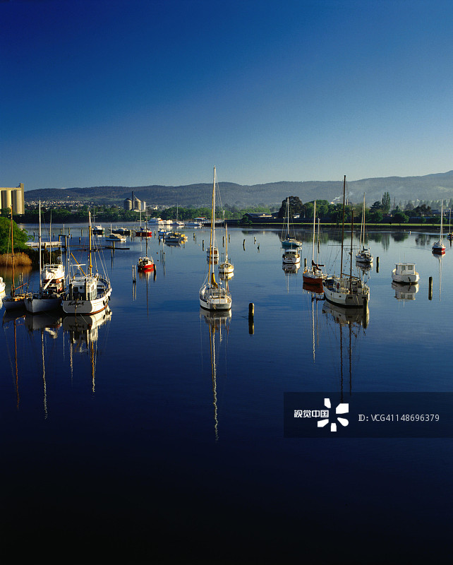 停靠在塔玛河上的船只 - 朗塞斯顿，塔斯马尼亚图片素材