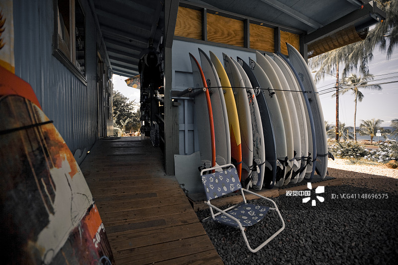 鲨鱼湾冲浪用品店：沙滩椅和新冲浪板图片素材