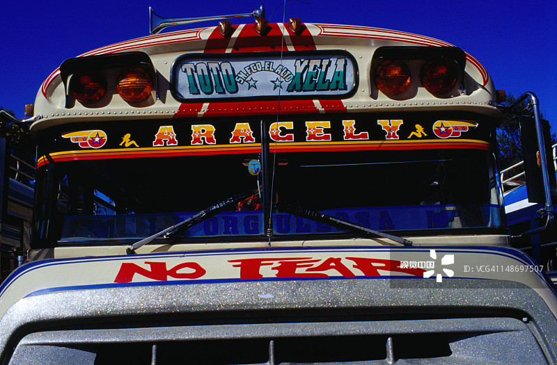 彩色巴士细节：引擎盖上的“无畏”字样图片素材