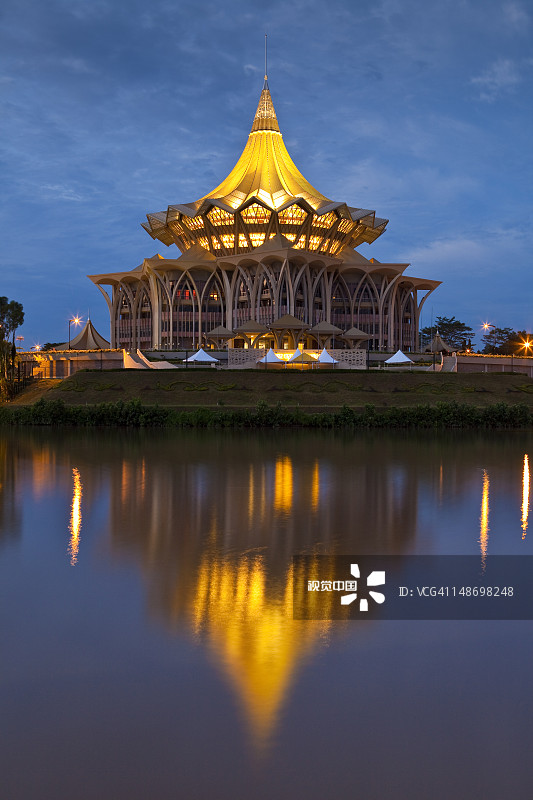 砂拉越河畔的州议会大厦及其倒影图片素材