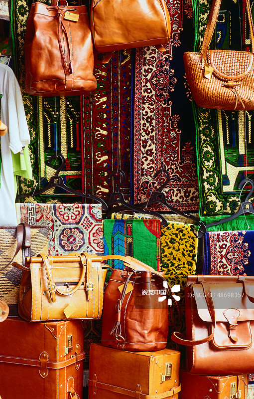 阿拉伯街商店出售的皮革制品图片素材