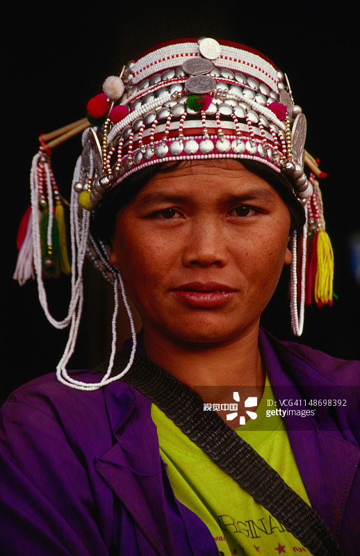 芒辛的彝族（阿卡族）妇女，头戴精致头饰图片素材