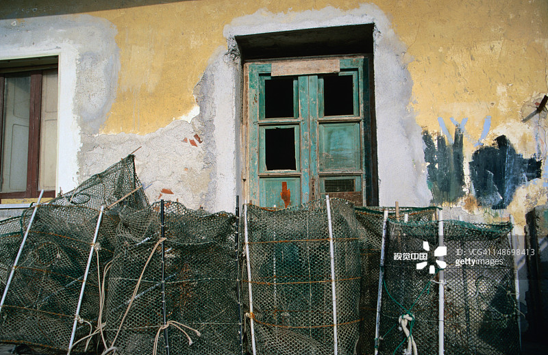 房屋外在阳光下晾晒的蟹笼图片素材