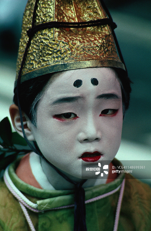 儿童穿着节日服装参加京都祇园祭图片素材