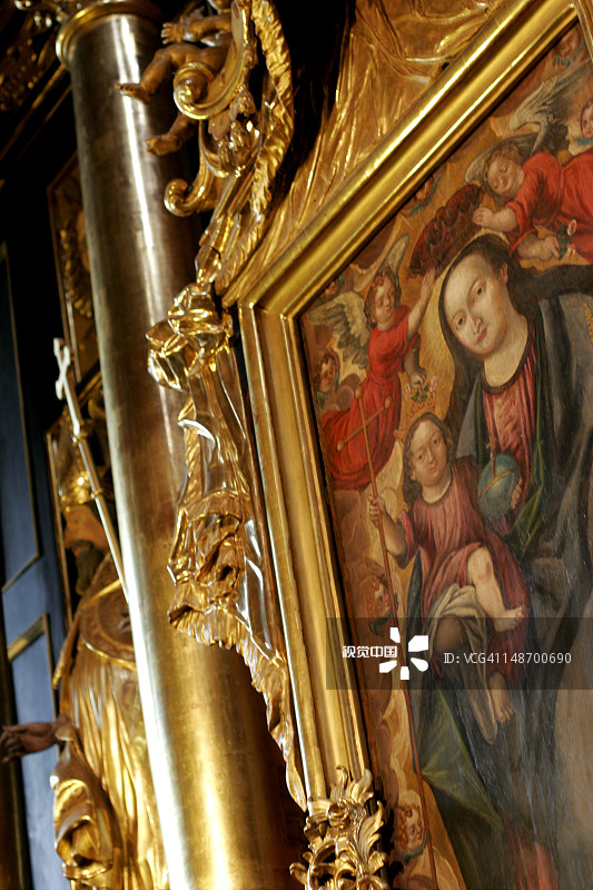 圣玛丽教堂内的圣母玛利亚和耶稣的古代油画图片素材