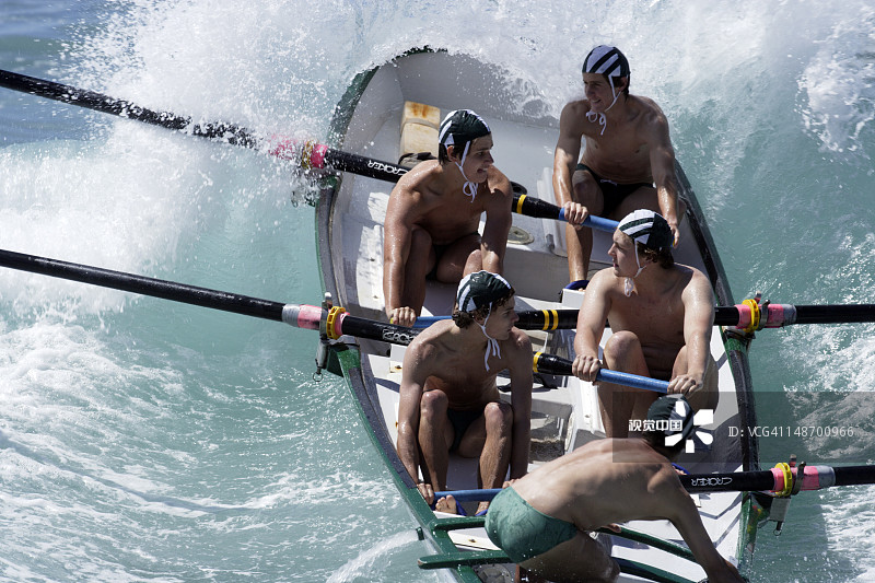 男人在比尔戈拉海滩参加冲浪艇嘉年华图片素材