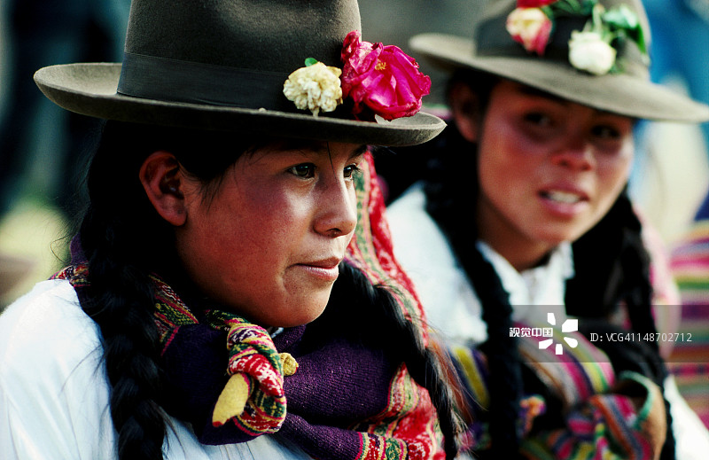 在萨克赛瓦曼印加遗址举行的太阳节上，身着传统服装的两名妇女图片素材