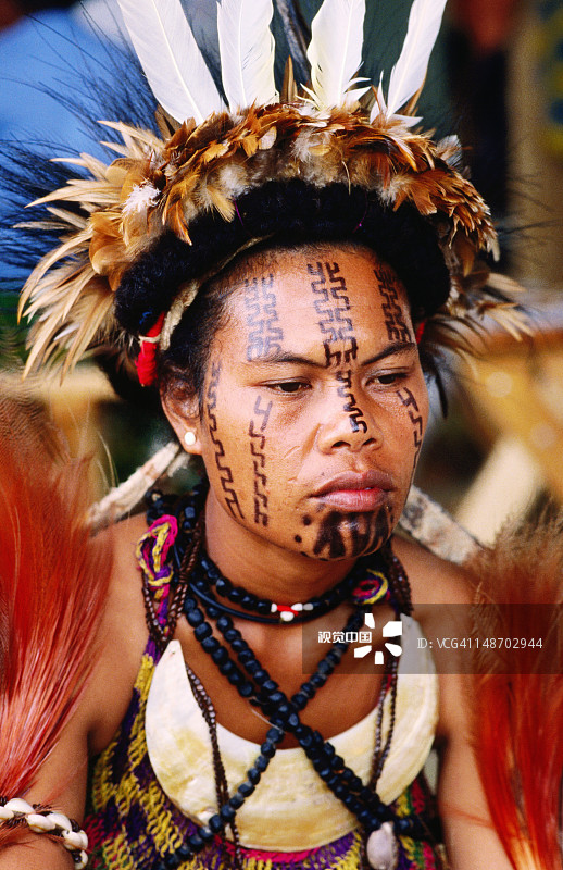戴着头饰的有纹身舞者图片素材