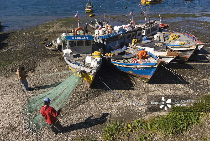 渔船旁的渔民在捕鱼图片素材