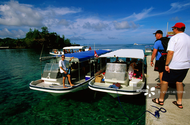 游客准备乘船前往洛克群岛图片素材