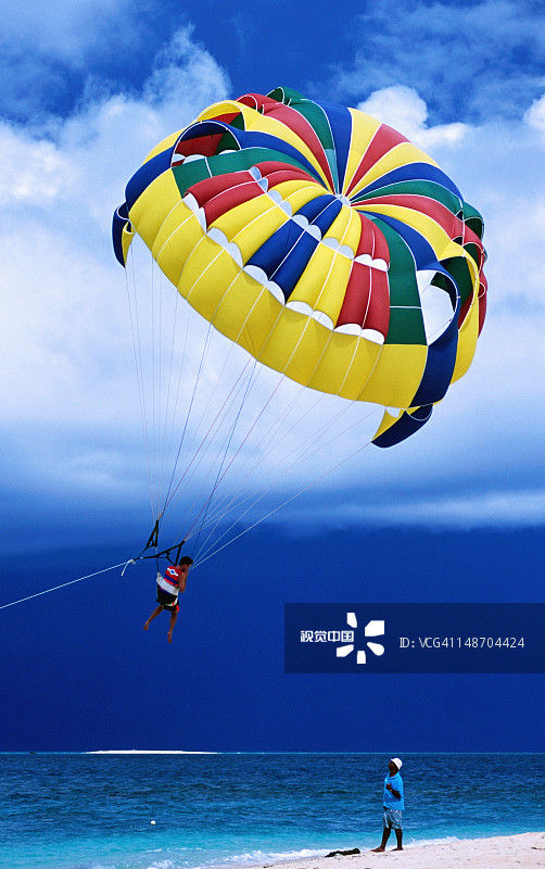 海滩上的滑翔伞图片素材