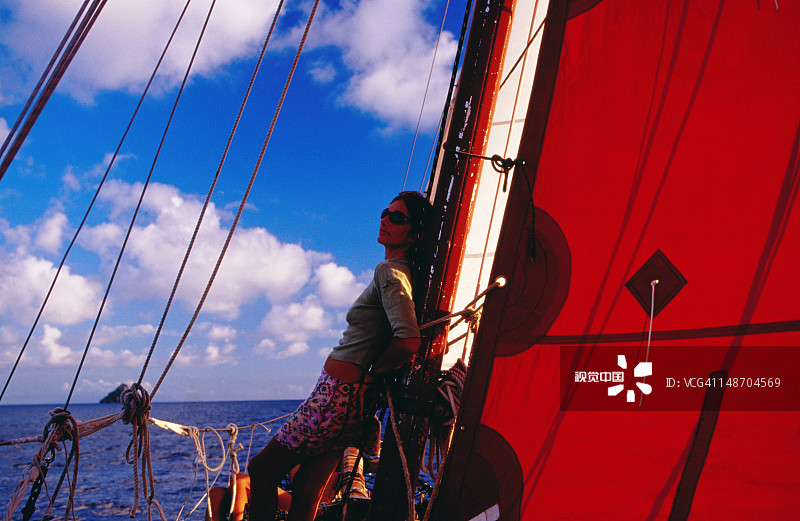 在圣巴茨岛附近加勒比海上游艇上的女人图片素材