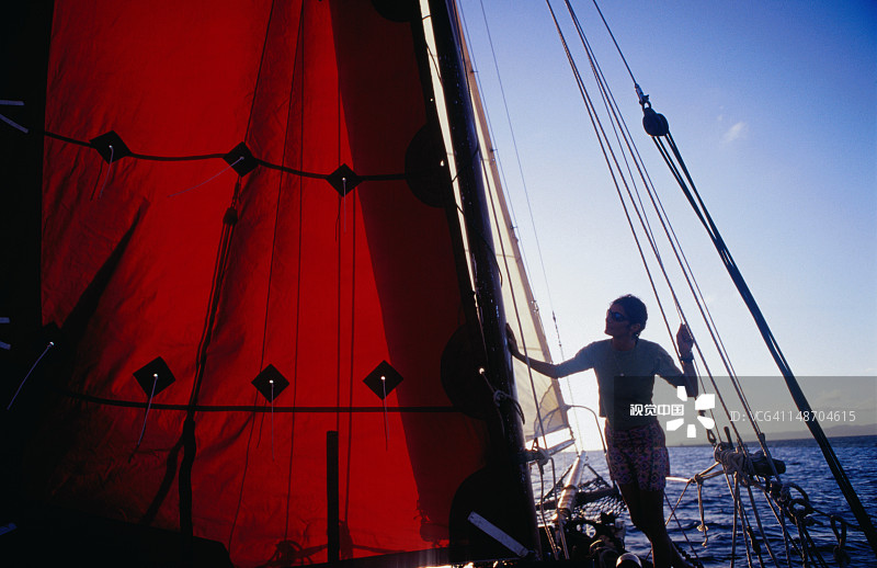 在圣巴茨岛附近加勒比海上游艇上的女人图片素材