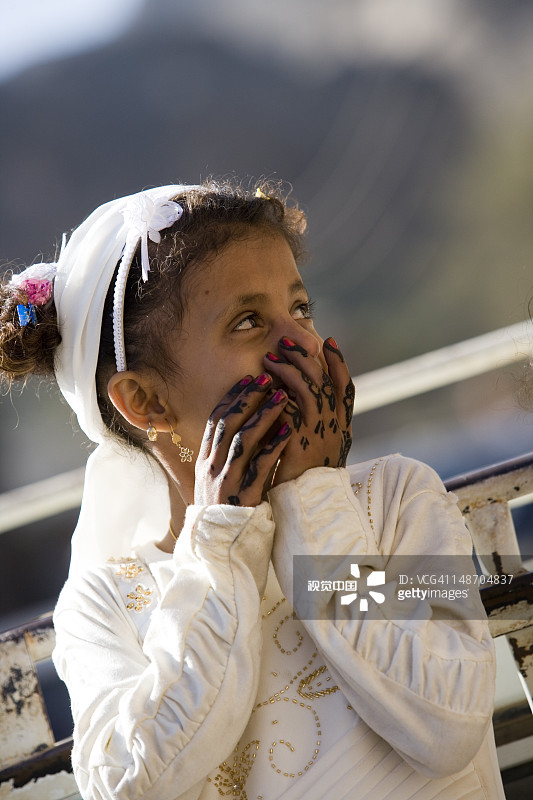 手绘指甲花的也门女孩图片素材