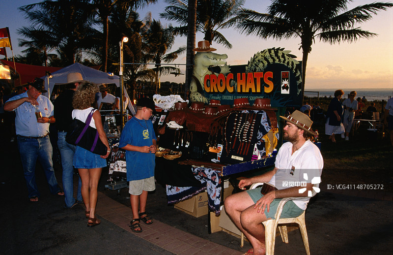 Mindil海滩日落市场上的鳄鱼帽子架图片素材