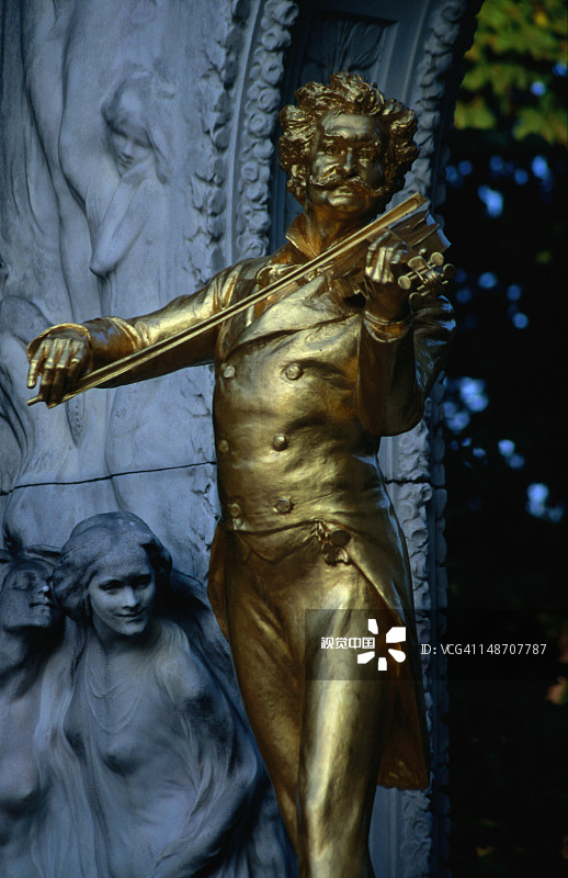 约翰·施特劳斯金色小提琴雕像图片素材