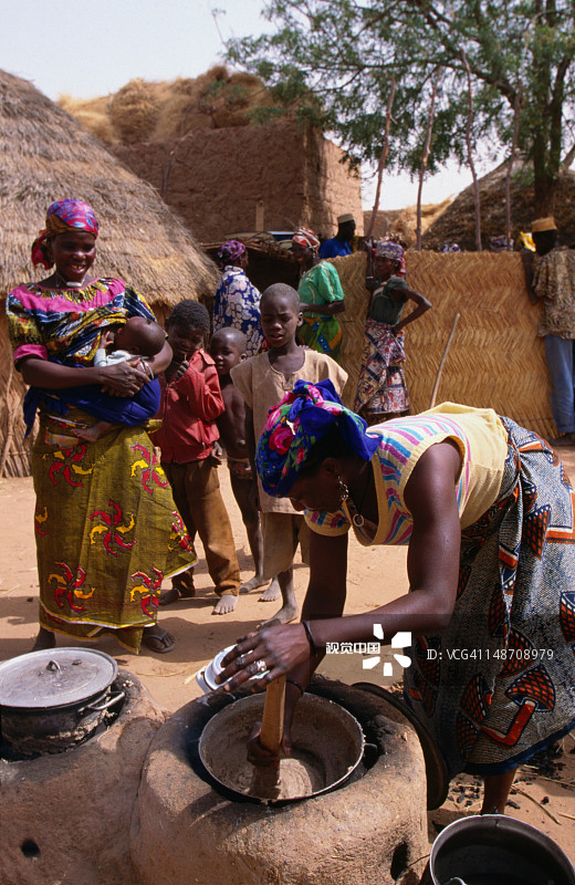 丹纳尼小村庄的女人们准备传统餐点图片素材