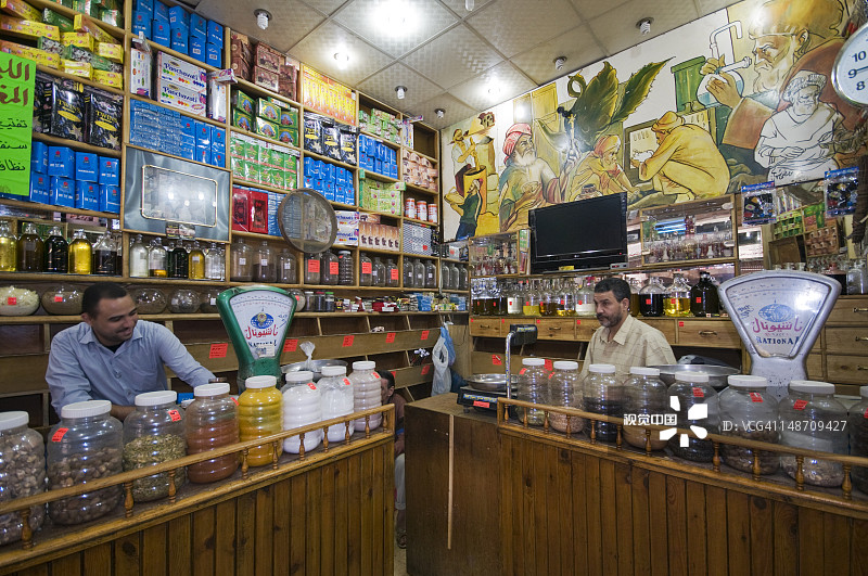 老开罗的食品杂货店和店主图片素材