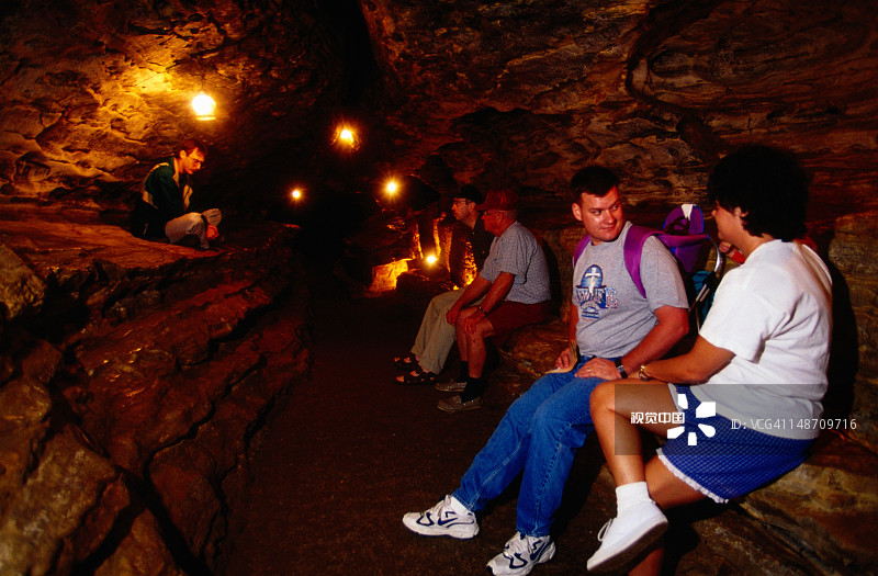 马克·吐温洞穴内的游客图片素材