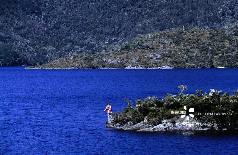 在塔斯马尼亚世界遗产地圣克莱尔湖上独自钓鱼的人图片素材
