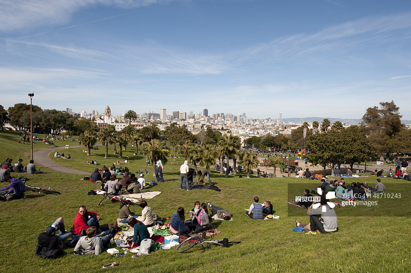 人们在多洛雷斯公园放松图片素材