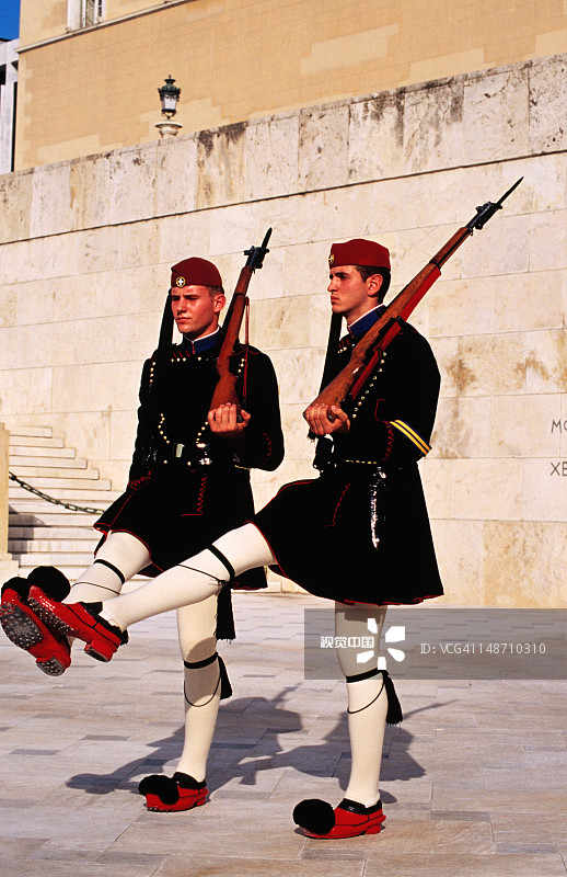 两名卫兵在阿提卡无名烈士墓前行进图片素材