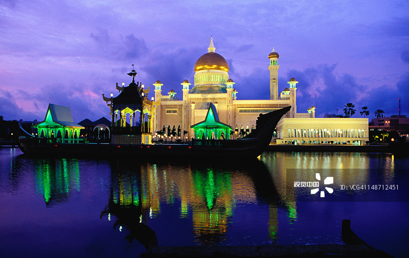 黃昏時分，奧瑪爾·阿里·賽義夫丁清真寺在潟湖中的倒影图片素材