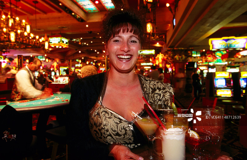 在石中剑酒店端鸡尾酒的女服务员图片素材