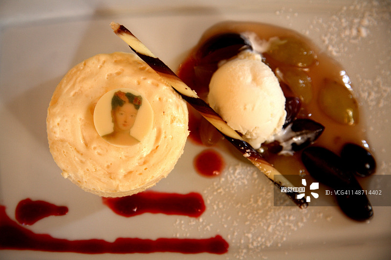 餐厅里装饰有普鲁士的威廉敏公主画像的甜点图片素材