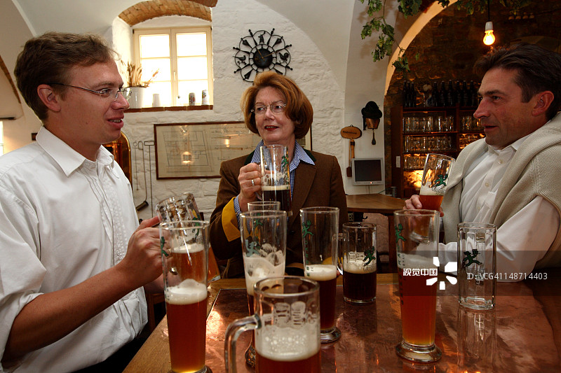 顾客在啤酒厂喝啤酒图片素材