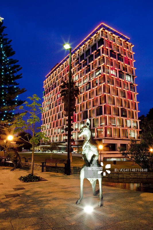 圣乔治大街上的青铜袋鼠雕塑和议会大厦图片素材